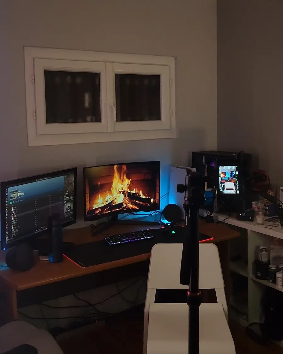 Setup de tournage vertical : caméra sur trépied devant un bureau éclairé